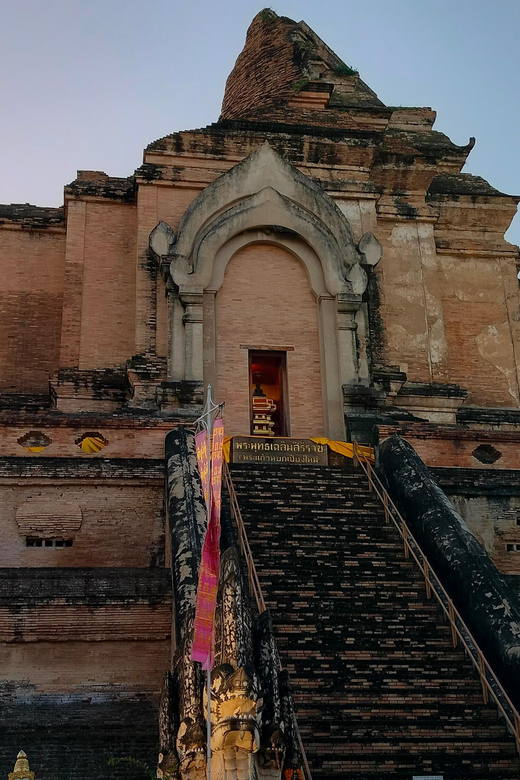 Chiang Mai: Chiang Mai Old City Twilight Walking Tour - Wat Chedi Luang: Seeing a Famous Site Without Missing the Meaning