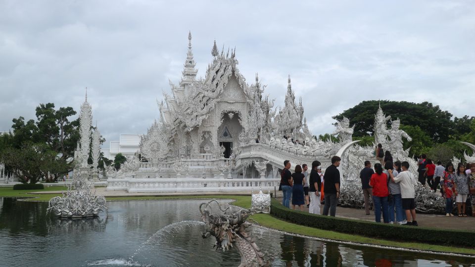 Chiang Mai: Chiang Rai Temples & Black House Discovery Tour - Wat Rong Suea Ten (Blue Temple): tiger legends meet colorful architecture