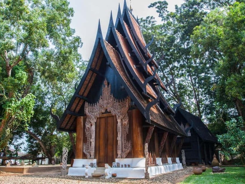 Chiang Mai: Chiang Rai White, Blue & Black Temples Day Tour - Guides and group size: what the experience feels like