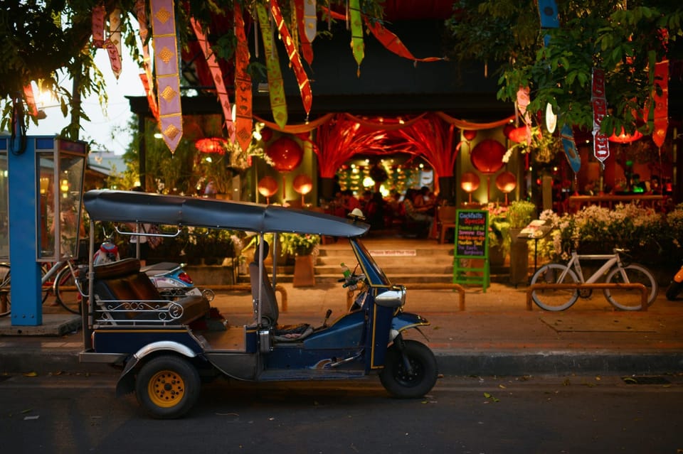 Chiang Mai: Evening Foodie Tour - Northern Thai tasting: fruit, Sai Oua, and Thai iced tea