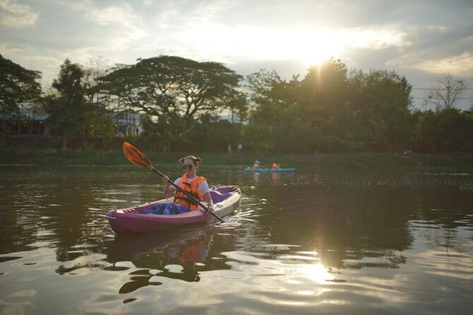 Chiang Mai: Explore Kayaking Through Mae Ping River on Sunset - Warorot Market (Kad Luang) at sunset: why this stop works so well