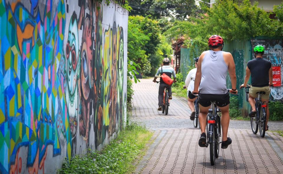 Chiang Mai: Half-Day Old Town Cycling Tour - Lunch, refreshments, and how the timing works over 3 hours