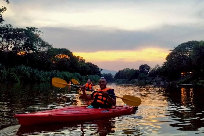 Chiang Mai: Kayak Under the Stars – 6 km to the Heart of the City - Single vs Double Kayaks: A Comfort and Stability Factor