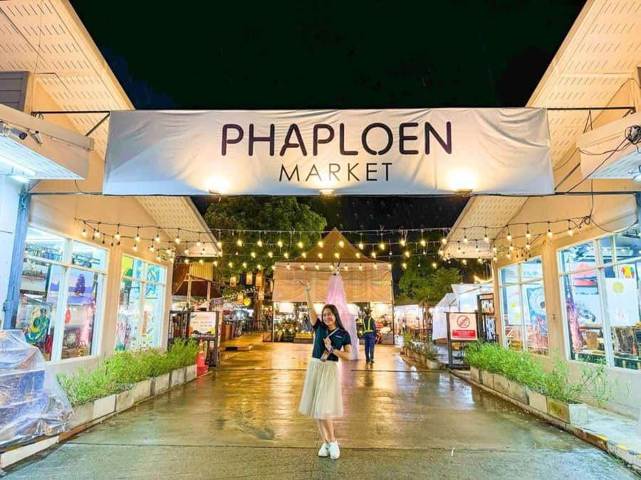 Chiang Mai: Ladyboy Cabaret Show with Dinner and Drinks - Night-Market Bites: How the Guide Turns Food Into Context