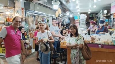 Chiang Mai: Local Food and Markets Guided Walking Tour - Stop 1: Lung Khajohn Wat Ket and Khao Kriab Pak Moh Dumplings