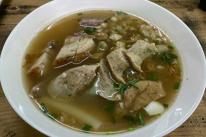 Chiang Mai Michelin Food Walking Tour with Professional Tour Guide - Stop 1: Lung Khajohn Wat Ket and the “street snack” warm-up