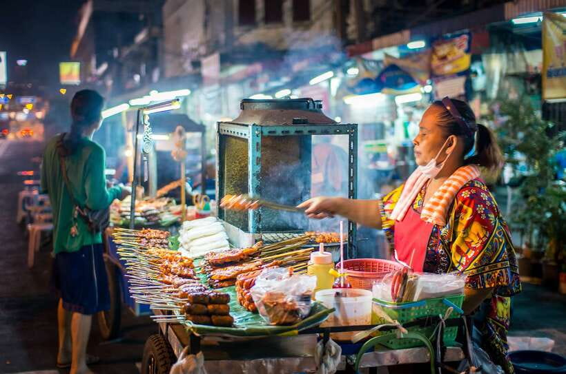 Chiang Mai: Private Historic Old City Bike Tour - Night - Wat Chiang Man vs Wat Lok Molee: Morning Temple Calm or Night Drama