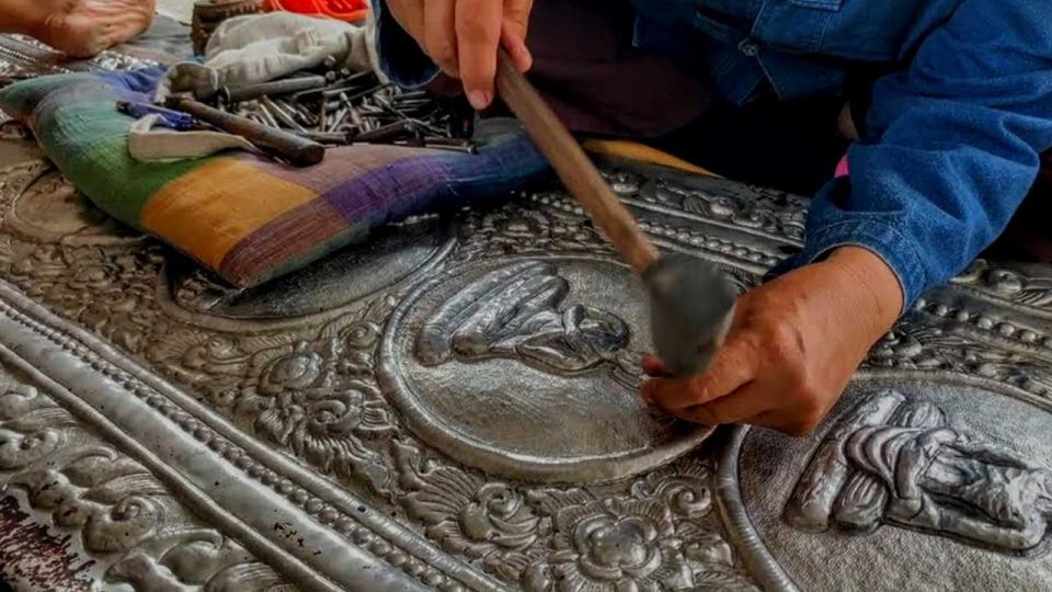 Chiang Mai: Silver Craftwork Temple Tour with Monk Meeting - Key things you’ll notice on this tour