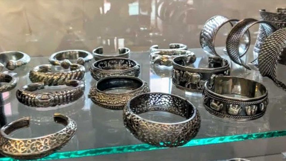Chiang Mai: Silver Craftwork Temple Tour with Monk Meeting - Temple etiquette you’ll actually need to follow