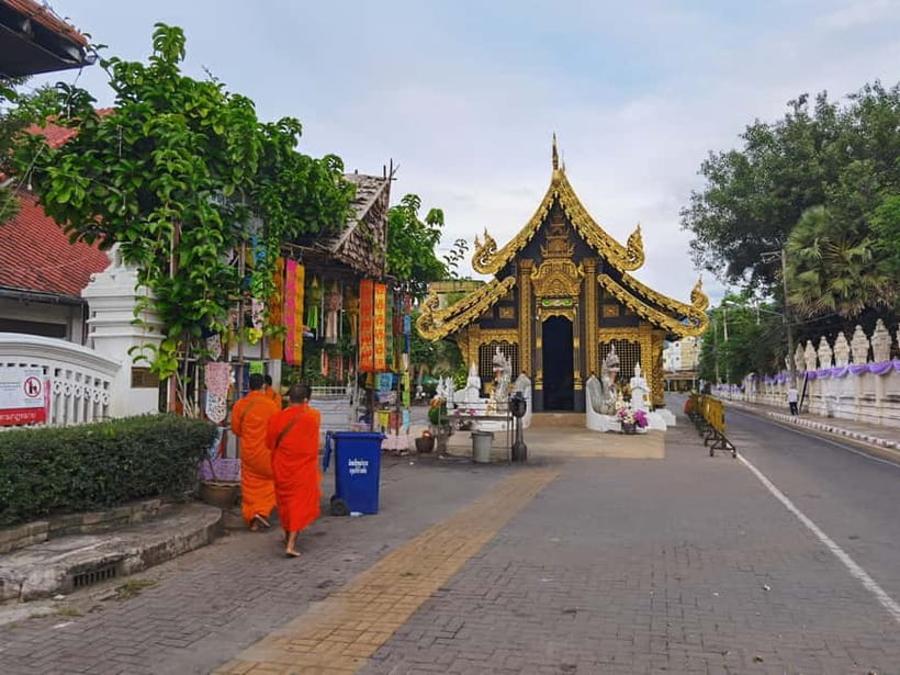 Chiang Mai: Temple And City Walking Tour Part I - The value of the guide: Q&A, monk-life context, and better viewing