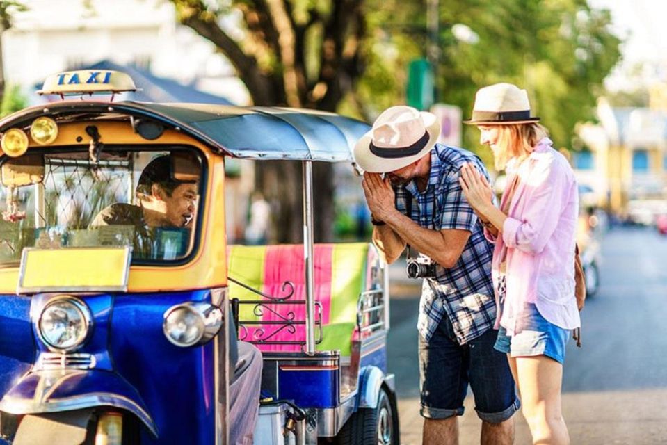 Chiang Mai: Temples and Street Food Night Tour by Tuk Tuk - Key things that make this tour work