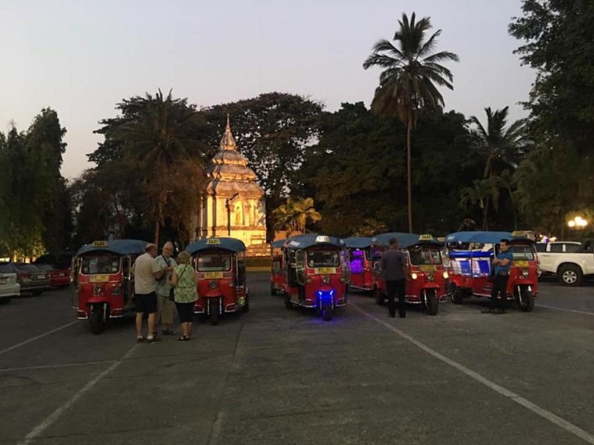 Chiang Mai: Temples and Street Food Night Tour by Tuk Tuk - Three Kings Monument: the founding legend in plain sight