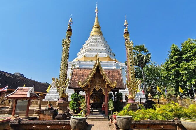 Chiang Mai Temples Visit Walking Tour with Ex-Monk Guide Part 2 - Meeting at Three Kings Monument and learning temple basics fast