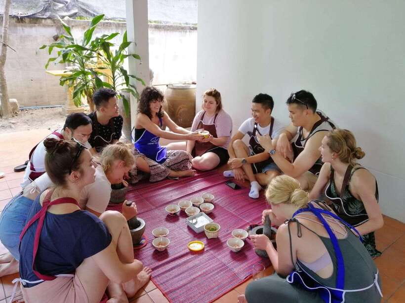 Chiang Mai: Thai Cooking and Market Tour with Lanna Smile - Curry pastes and curry: learning the real foundation