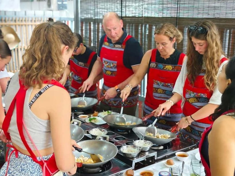 Chiang Mai: Traditional Thai Cooking Class with Market Tour - Sticky rice and mango: learning Thai serving logic