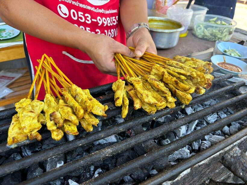 Chiang Mai: Walking Food Tour - Three Kings Monument: the easiest place to get your bearings