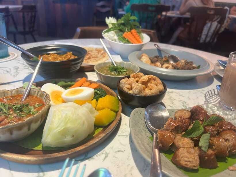 Chiang Mai: Walking Food Tour - Larb kua and sai ua: Northern flavors with attitude