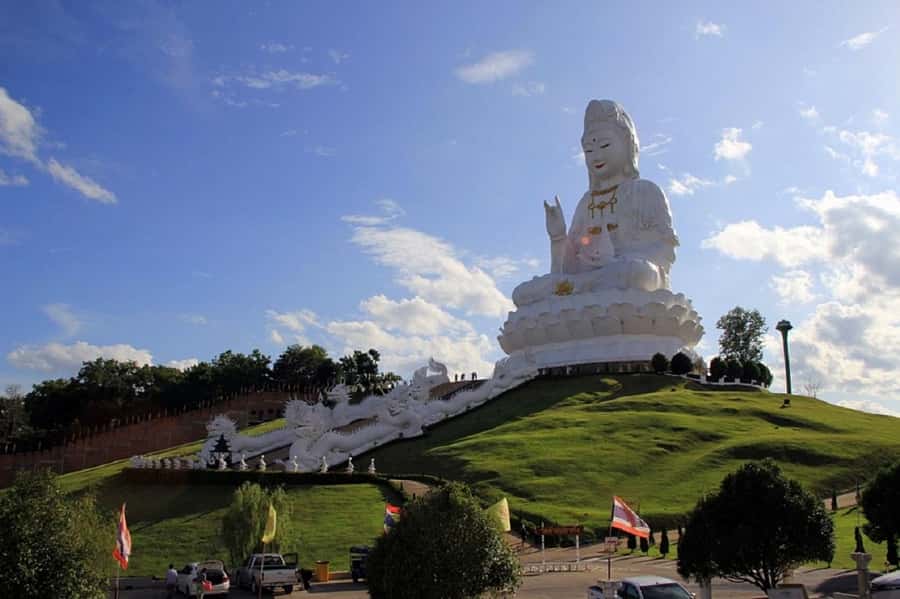 Chiang Rai White Temple and Blue Temple Day Tour - Wat Rong Khun White Temple: modern art, big symbolism, lots to photograph