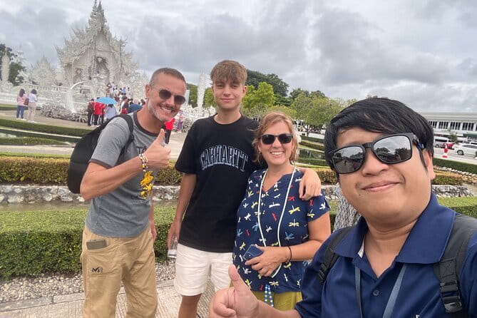 ChiangMai 1DayTour:Elephant Sanctuary,king&queen pagoda,waterfall - Group size and comfort: a big difference on a day like this