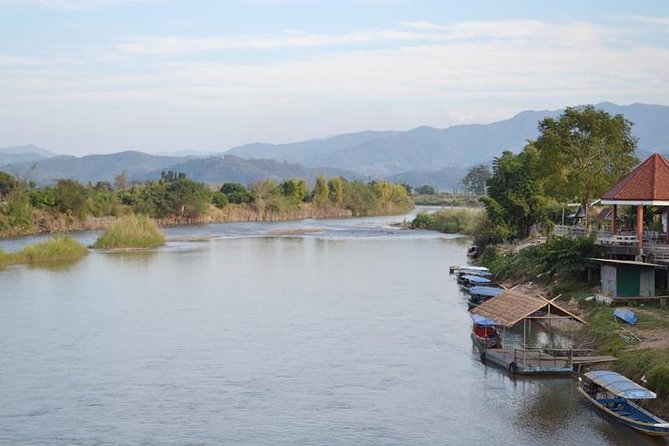 Chiangrai Round Trip Classic Tours 3 Days 2 Nights - Day 3: White Temple, Mae Kunag Dam Lunch, Hot Springs, and Bor Sang Craft