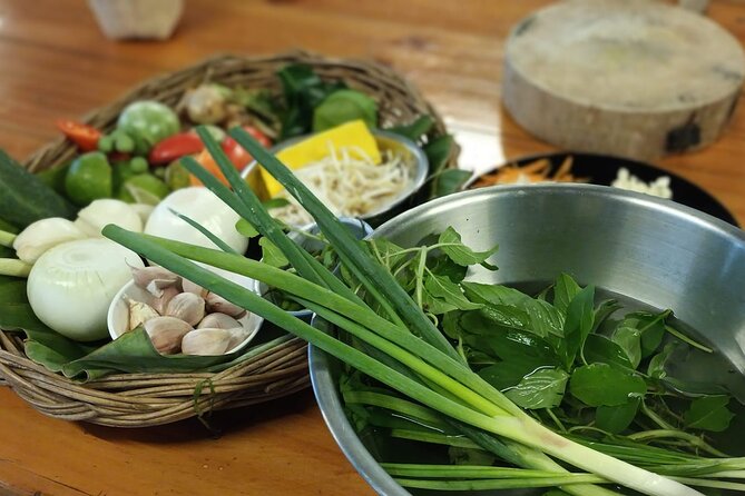Cooking class in organic garden and local market tour ThaiCottage - Traditional family-style kitchen: coaching that keeps you moving