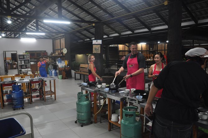 Evening Cooking Class in Organic Farm with Local Market Tour - Somphet Market: 30 Minutes to Pick Real Ingredients