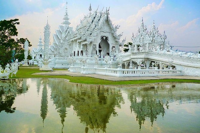 From Chiang Mai: White and Blue Temple & Golden Triangle Day Trip - The early 6:00am departure: getting to Chiang Rai without losing your morning
