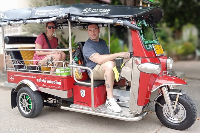 Half Day Chiang Mai City and Culture tour by Electric Tuk Tuk (Private Tour) - Stop 1: Tha Phae Gate and the Feeling of an Old City