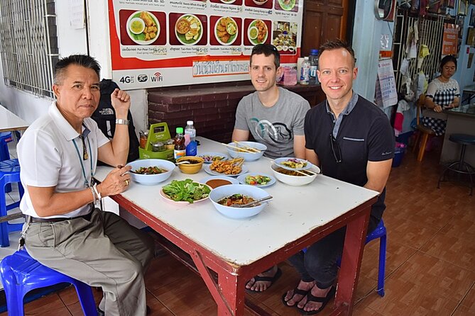 Half Day Chiang Mai City and Culture tour by Electric Tuk Tuk (Private Tour) - Stop 4: Warorot Market (Kad Luang) and How Locals Shop