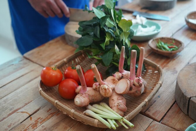 Half Day Guided Thai Cooking Class in Chiang Mai - The Room: Air-Conditioned Comfort and Indoor Kitchen Flow