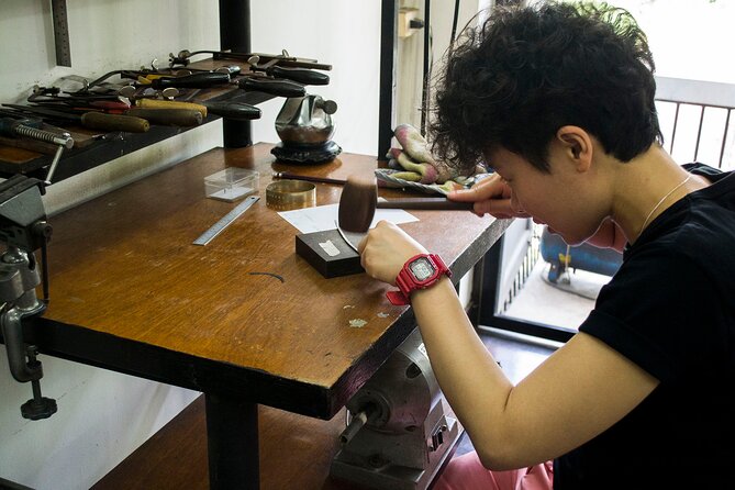 Jewellery Making Class with Silversmithing in Chiang Mai - Polishing and finishing: the moment it becomes wearable