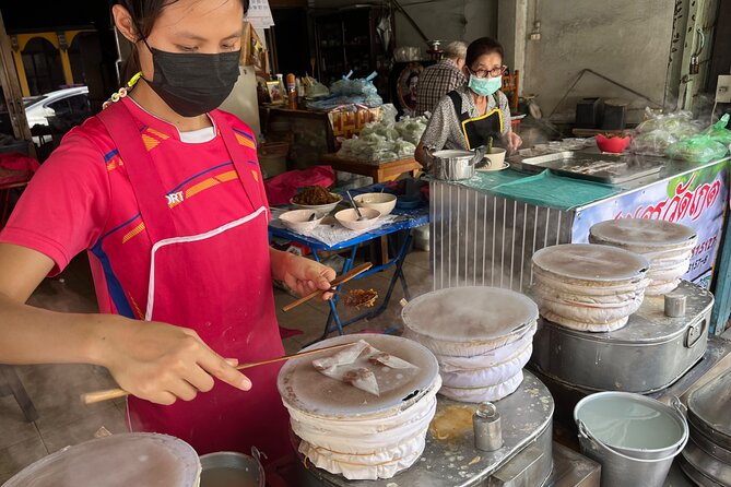 Michelin Guided Street Food Tour in Chiangmai: Thai Food Tour - Stop 1: your first Chiang Mai hits with pad thai, curry noodles, and mango sticky rice