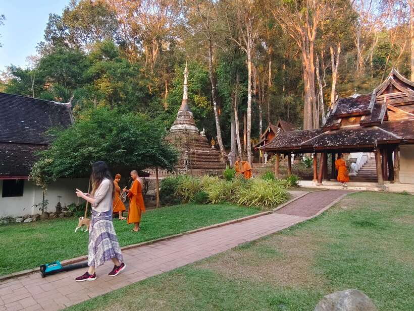 Monk trails hike, Wat Phalat, Monk chanting, Wat Doi Suthep. - Basic Meditation and Monks Chanting at Wat Doi Suthep