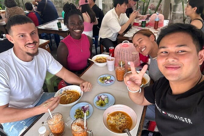 Old Town Chiang Mai Food Tour with 10+ Local Dishes Tastings - Three Kings Monument to Wat Inthakhin: Temples That Set the Scene