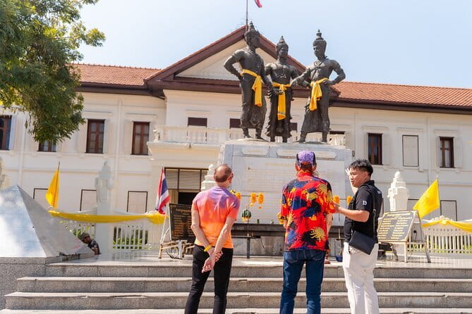 Old Town History and Culture Walking Tour at Chiang Mai - Wat Phra Singh: Lanna architecture and dragon-year meaning
