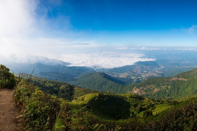 One day Doi Inthanon & Trekking at Pha Dok Siew - Wachirathan Waterfall: the popular one for a reason