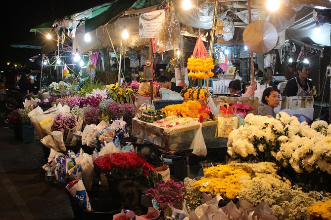 Private Evening! Crisscross Chiang Mai's Night by the classic Tuk Tuk - A 2.5-hour night route that keeps Chiang Mai human-sized