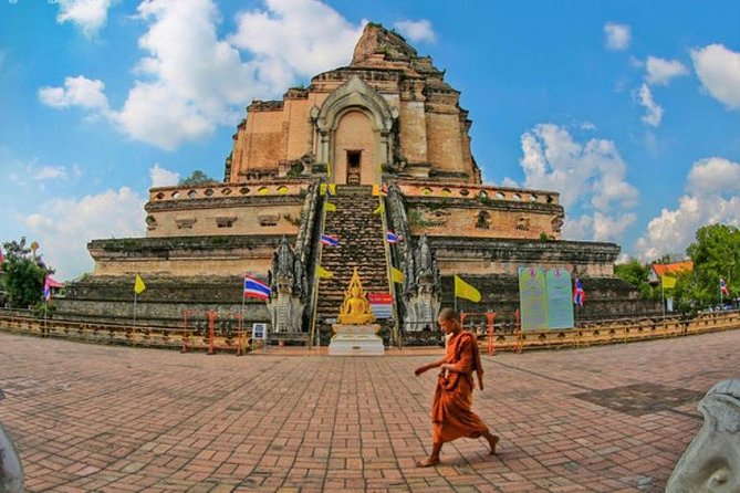 Private Tour: Chiang Mai City and Temples Tour in full Day Thailand - Morning Alms-Giving in Chiang Mai: A Quiet Ritual Before the Crowds